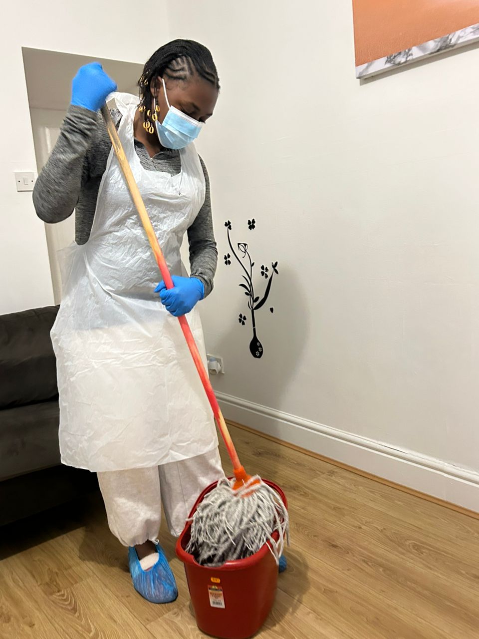A perfectly clean, gleaming residential kitchen